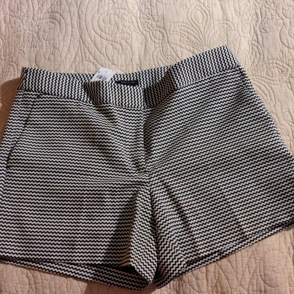 Ann Taylor black & white geometric print shorts size 6 Poly, cotton, spandex nwt